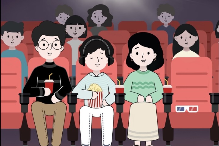 带着耳机的视障者和家人朋友一起在电影院观影，一起吃爆米花喝可乐。
